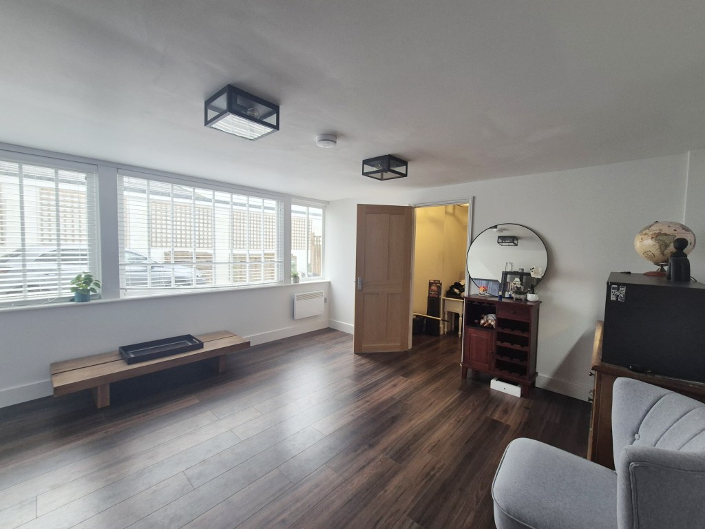 Lot: 119 - WELL PRESENTED COTTAGE FOR INVESTMENT - Living room